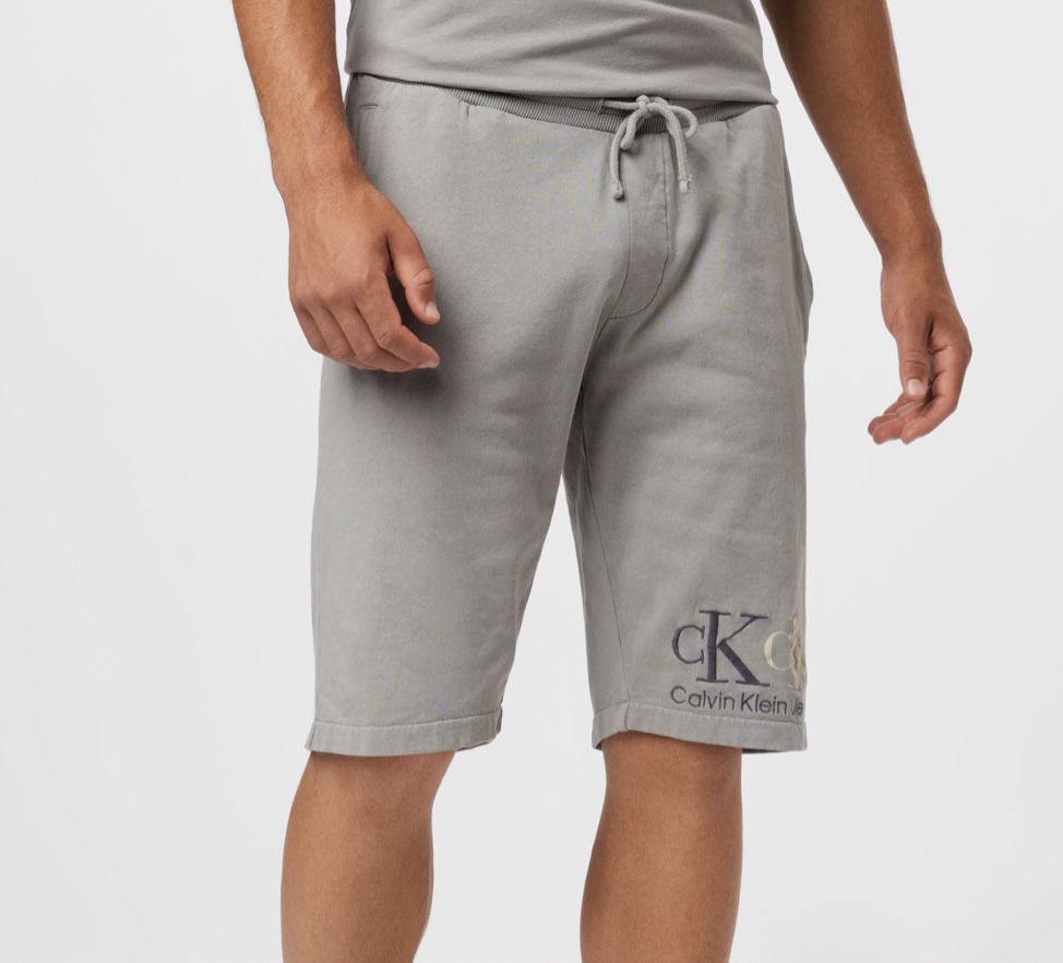 Calvin Klein 90S Double Monogram HWK Short aus Bio Baumwolle für 39,95€ (statt 80€)