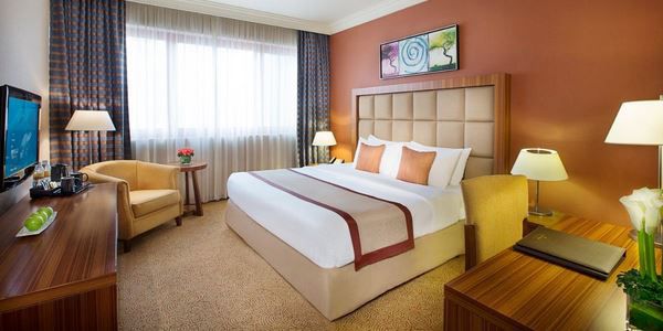 6 ÜN im 4* City Season Al Hamra Hotel in Abu Dhabi inkl. Flüge, Frühstück & Helikopterflug ab 699€