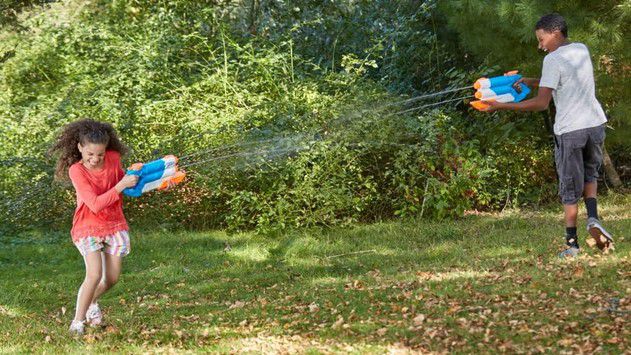 Hasbro Nerf Super Soaker Twin Tide Wasserpistole für 13,39€ (statt 22€)