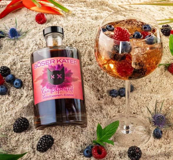 Böser Kater Waldbeeren Eistee Gin Aperitif, 0,5l, 15,2% Vol. für 20,28€ (statt 27€)