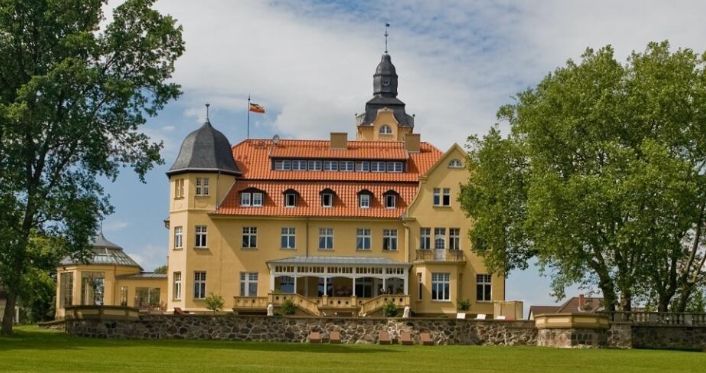 ÜN im modernen Bernsteinschloss Wendorf mit Wellness ab 45€ p.P.