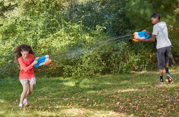 Super Soaker Twin Tide Wasserpistole mit 1,4L für 7€ (statt 17€)