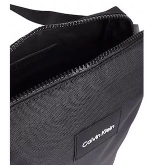 Calvin Klein Mini Bag Reporter mit Lo­go Auf­nä­her ab 23,93€ (statt 53€)