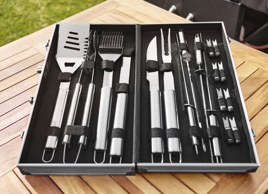 Grillmeister Grillbesteck Set, 18 teilig, im Alurahmenkoffer für 22,94€ (statt 36€)