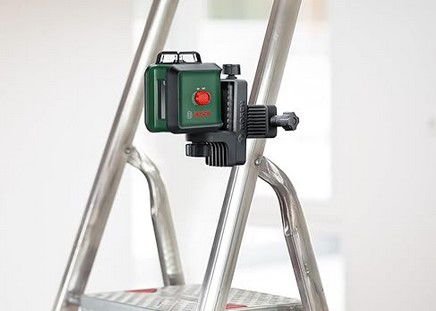 Bosch UniversalLevel 360 Kreuzlinienlaser + Stativ TT150 für 137,85€ (statt 162€)