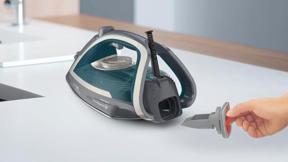 Tefal FV6842 Ultragliss Plus Dampfbügeleisen mit Kalk Kollektor für 54,99€ (statt 66€)