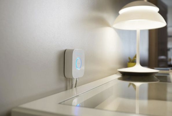 Doppelpack Philips Hue Play Lightbar Set + Bridge für 109€ (statt 137€)