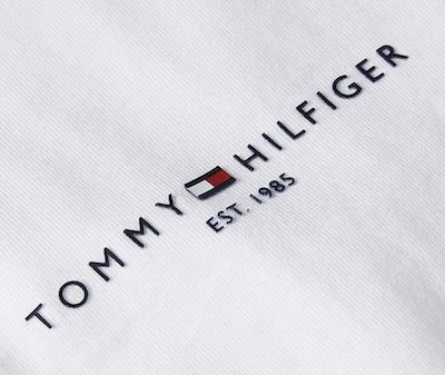 Tommy Hilfiger T Shirt mit kleinem Brust Label Print ab 21,36€ (statt 47€)