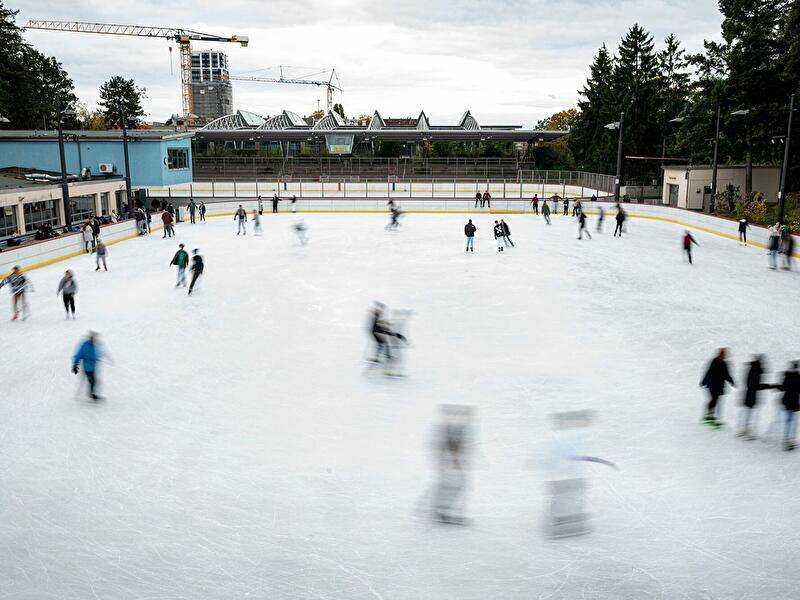 Kostenlos Schlittschuhlaufen/Eislaufen im Eisstadion Neukölln zur Neueröffnung nach zwei Jahren am 1.11.24 von 16 bis 19 Uhr