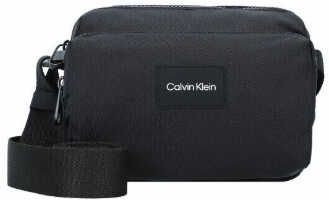 Calvin Klein Umhängetasche CK Must T Camera Bag, schwarz für 19,42€ statt 60,72€