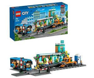 LEGO City Bahnhof, Spielzeug mit Schienen LKW, Straßenplatte, Schienensegmenten für 67,99€ PVG 79,98€